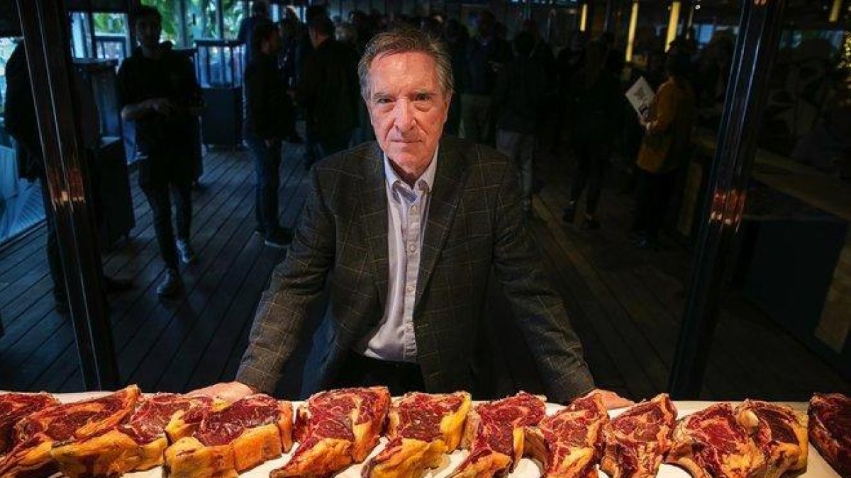 Iñaki Gabilondo, Txapeldún del Año 2020, en el restaurante del grupo Sagardi, este jueves.-JOAN CORTADELLAS