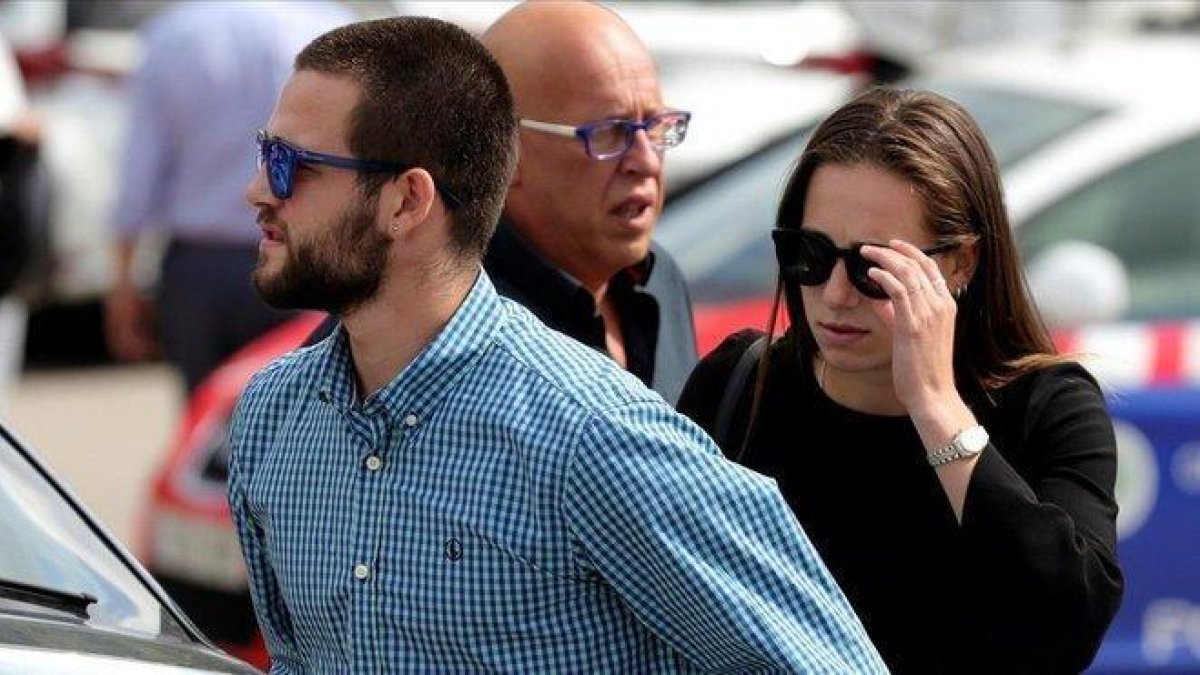 David y Olivia Fresneda, los hijos de Blanca Fernández Ochoa, en la capilla ardiente de la exesquiadora.-EFE / FERNANDO ALVARADO