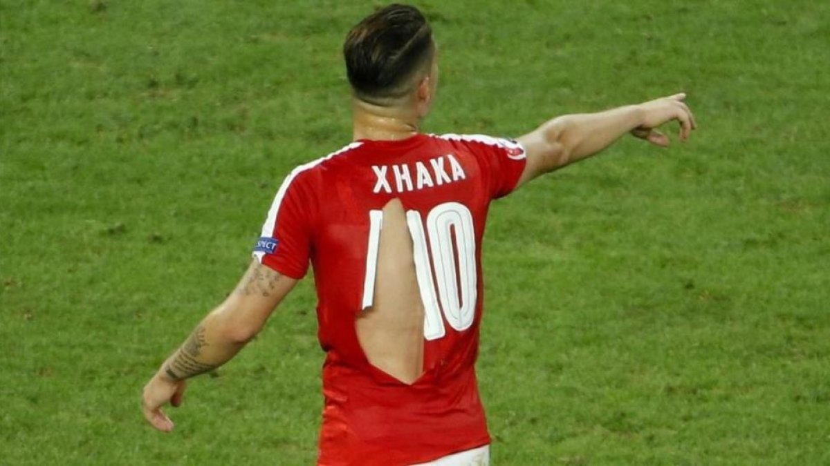 Las camisetas rotas de Suiza durante el encuentro ante Francia.-EFE / SHAWN THEW