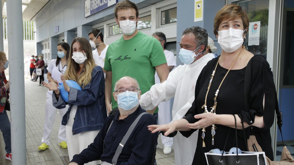 Fernando de Ávila, arropado por su familia, recibe el alta después de 75 días en el hospital afectado por Covid-19.-L.Á.T.