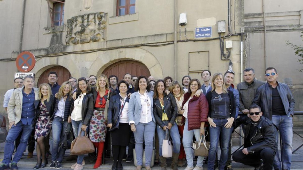 Animada foto de familia en la puerta de la ‘uni’.-LUIS ÁNGEL TEJEDOR