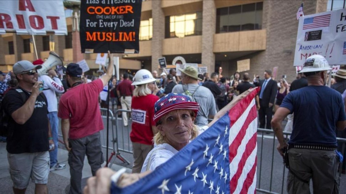 Seguidores de Trump acuden al acto del presidente en Phoenix (Arizona).-AFP / DAVID MCNEW