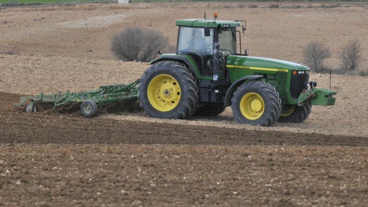 Un agricultor trabaja el campo en una imagen de archivo.-VALENTÍN GUISANDE