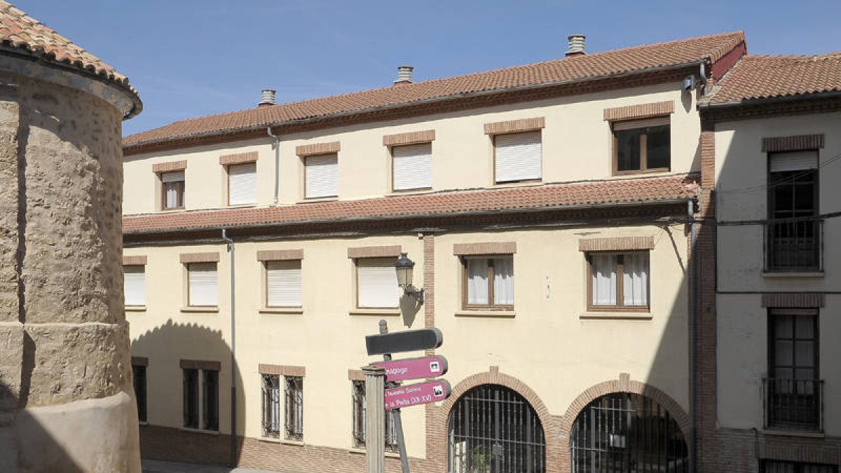 Exterior de la residencia Sor María de Jesús./ FERNANDO SANTIAGO-