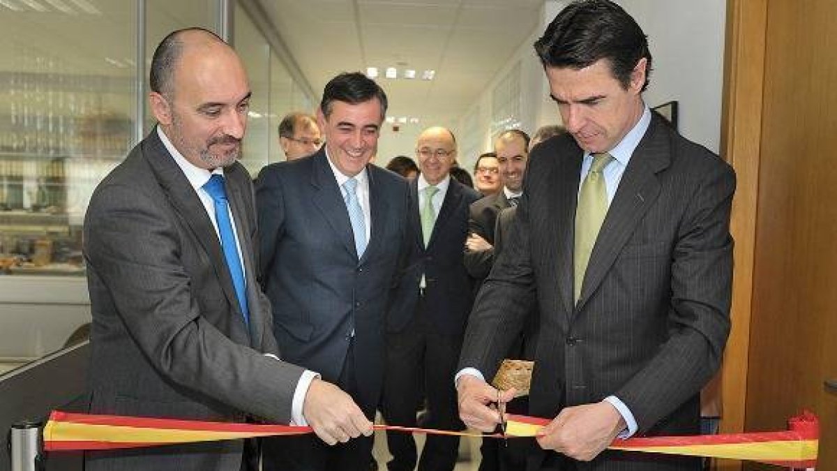 Momento de la inauguración de las nuevas áreas de Huf España. / ÁLVARO MARTÍNEZ-