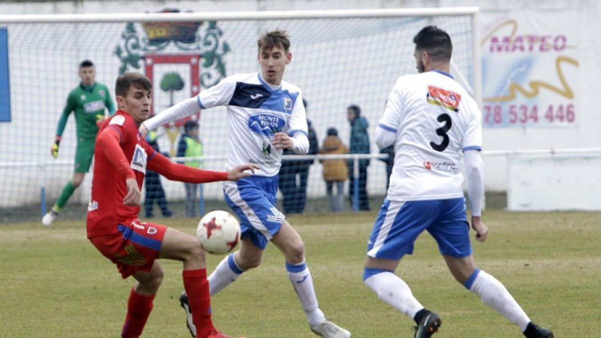 El Almazán es el único equipo soriano que puntuó en la última jornada en Tercera división.-LUIS ÁNGEL TEJEDOR