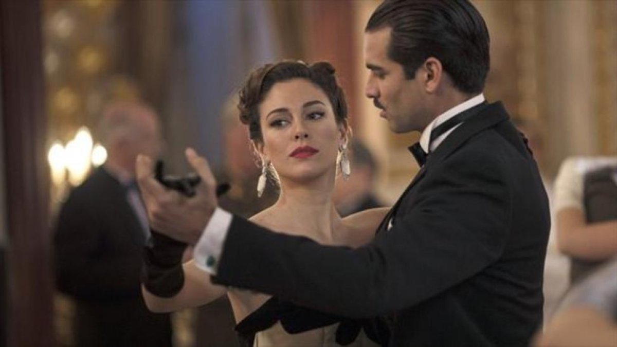 Blanca Suárez y Rubén Cortada, en 'Lo que escondían sus ojos', que se estrena mañana en Tele 5.-MEDIASET