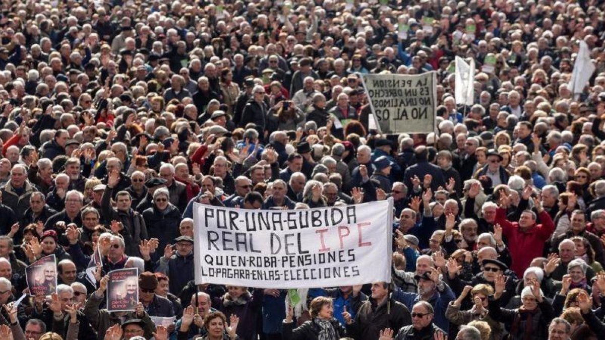 Imagen de una manifestación de pensionistas en Bilbao, en febrero del 2018.-MIGUEL TONA / EFE