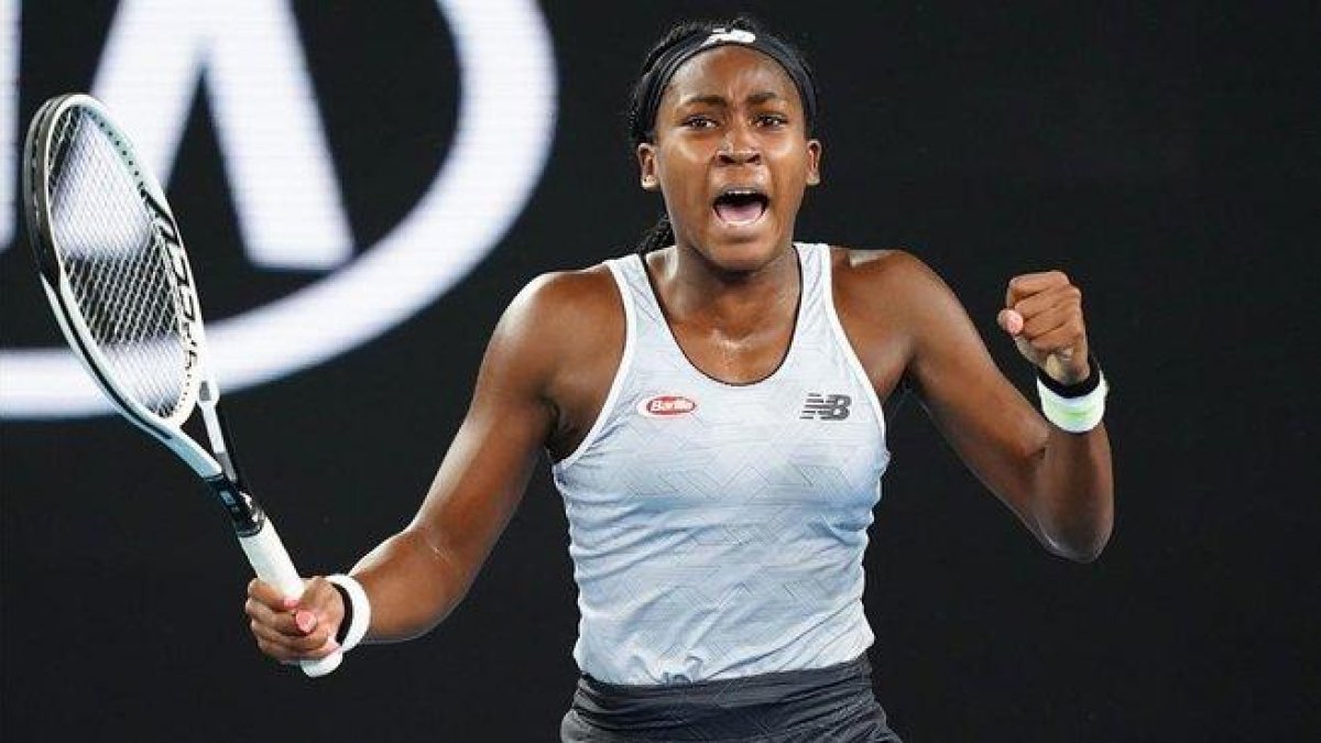 Coco Gauff celebra el último punto de su victoria sobre Venus Williams en la primera ronda del Abierto de Australia.-EFE