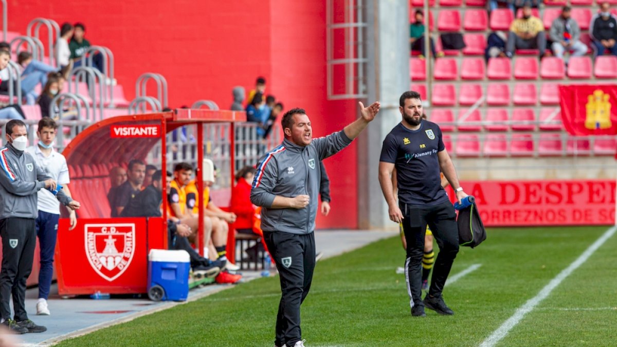 Diego Martínez conoce a muchos de los que serán sus colegas la próxima temporada en Primera RFEF.  MARIO TEJEDOR