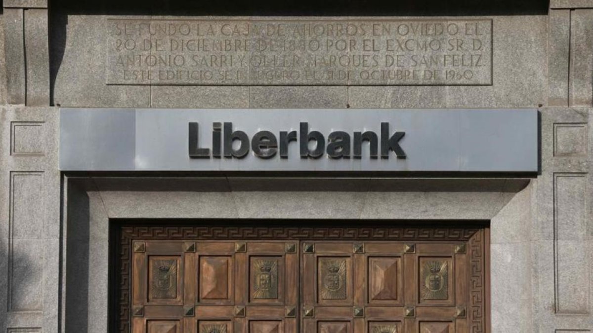 Una sucursal de Liberbank en Oviedo.-J L CEREIJIDO (EFE)