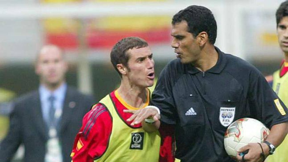 Helguera se encara con Al-Ghandour tras la eliminación de España ante Corea del Sur en el Mundial del 2002.-Foto: EFE / LUIS TEJIDO