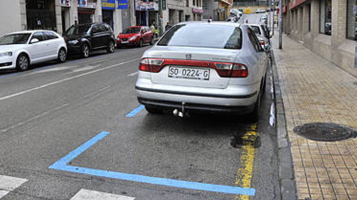La zona azul en la calle Caro, que se implantó hace un par de semanas. / VALENTÍN GUISANDE-