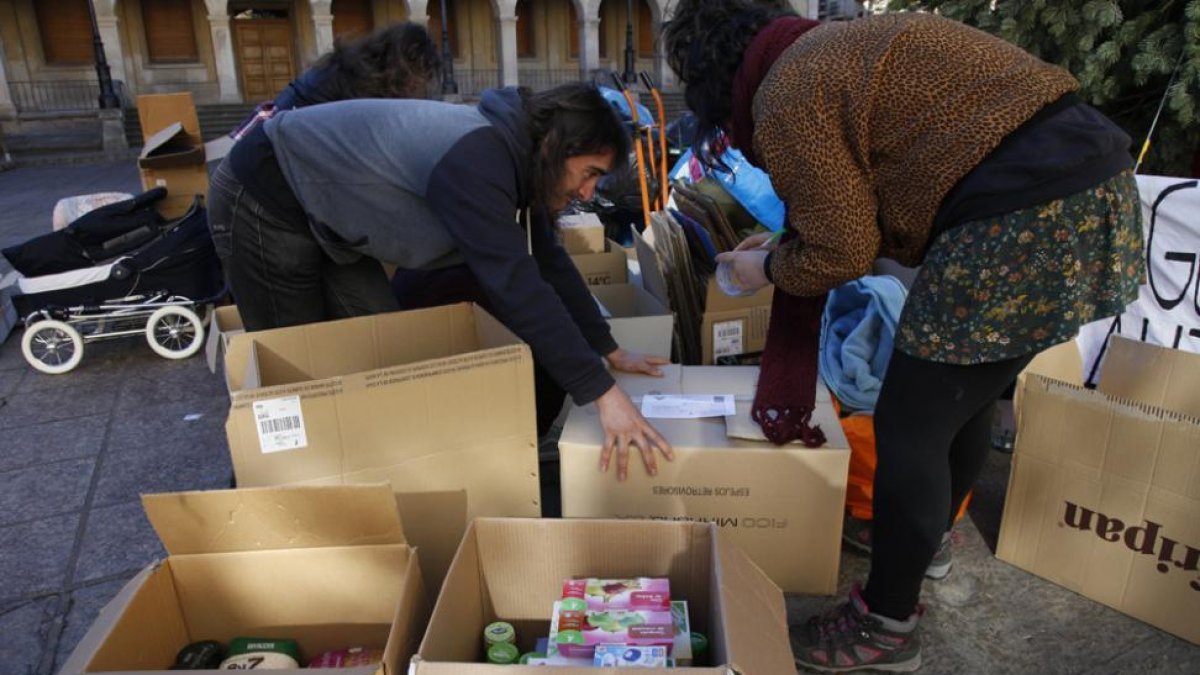 Voluntarios cerrando una de las cajas con donativos.-MARÍA FERRER