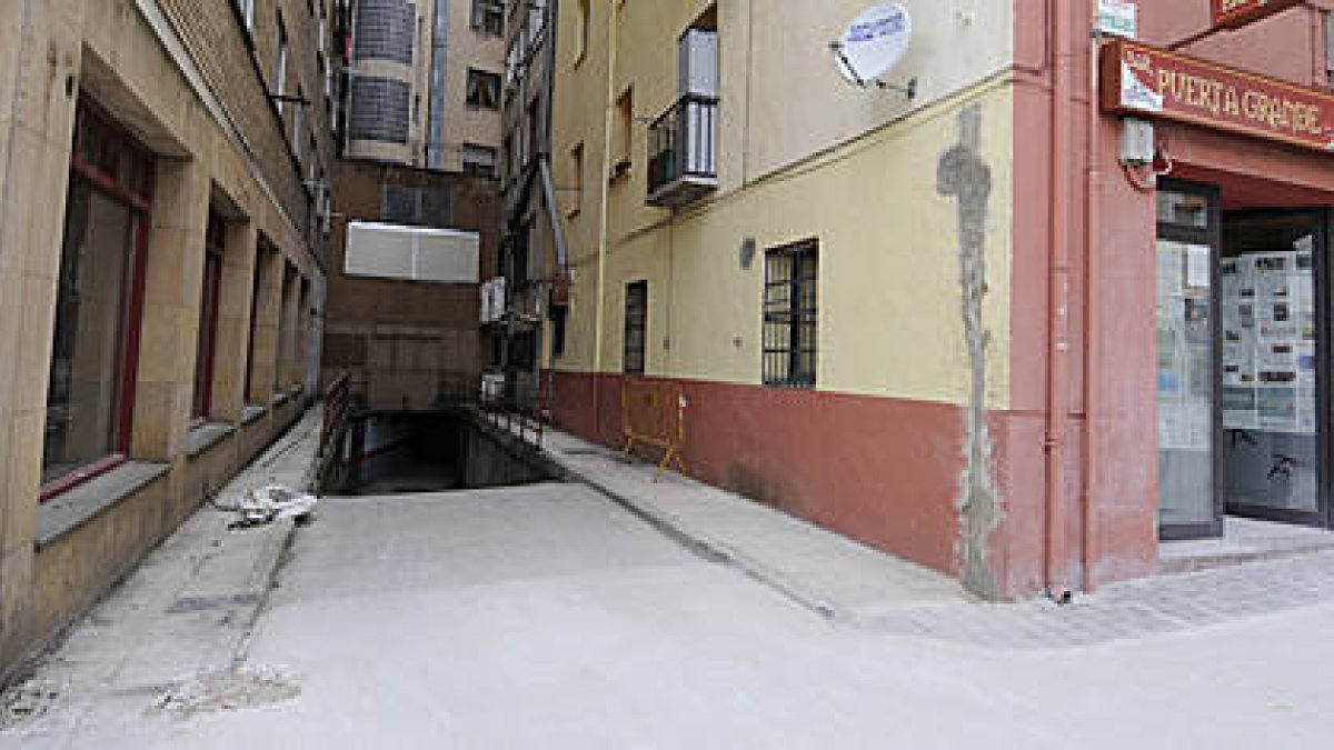 Imgen del estado actual de los garajes de aproximadamente 30 vecinos de la calle Sagunto en el que se retranquerá la puerta. / VALENTÍN GUISANDE-