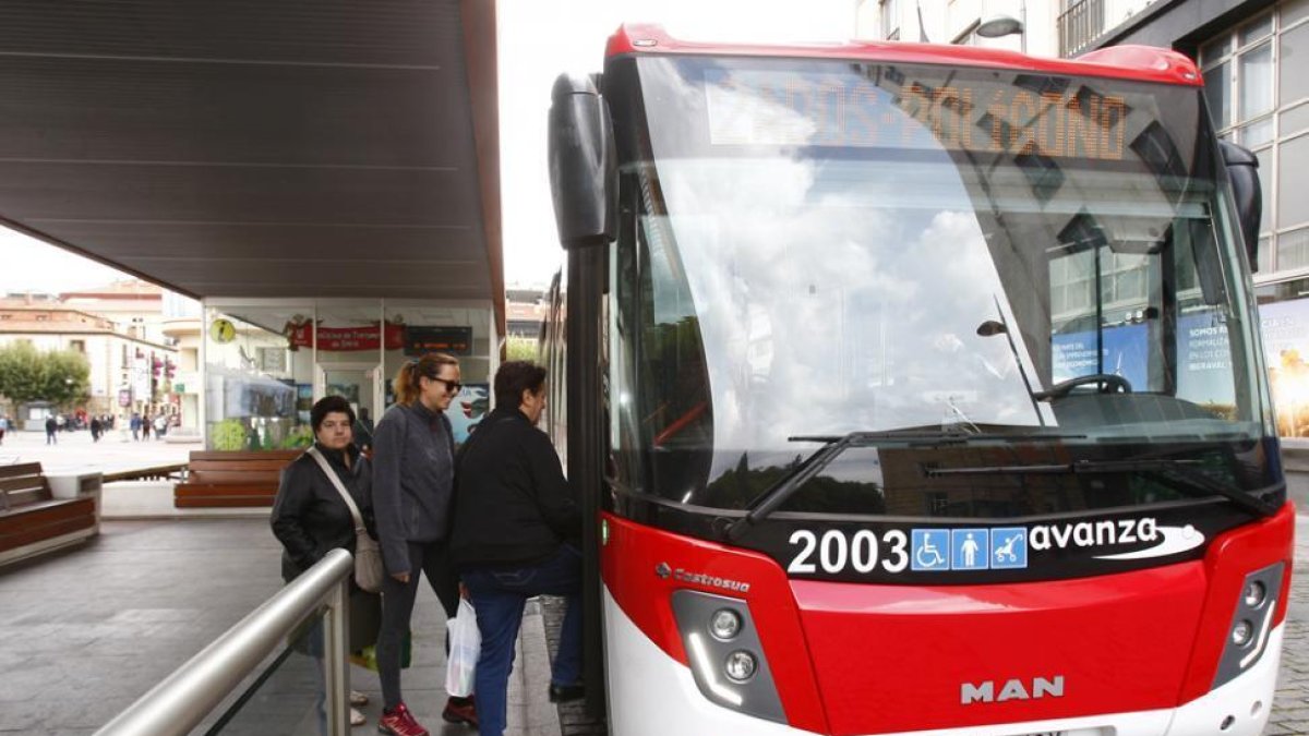 El autobús urbano en la parada de Mariano Granados.-Mario Tejedor