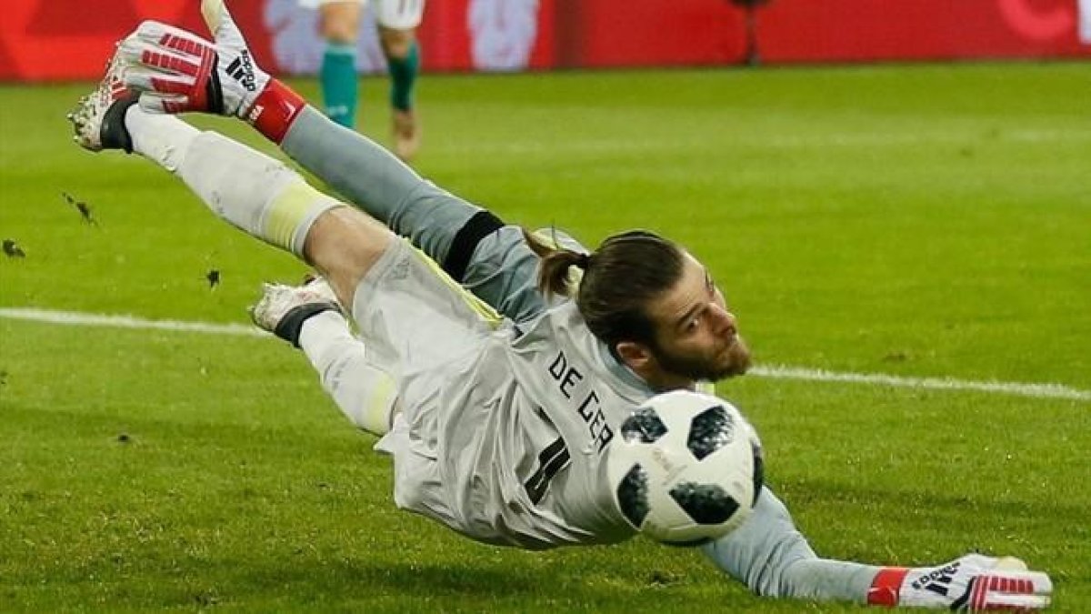 De Gea, ayer tratando de parar un Telstar-RONALD WITTEK / EFE
