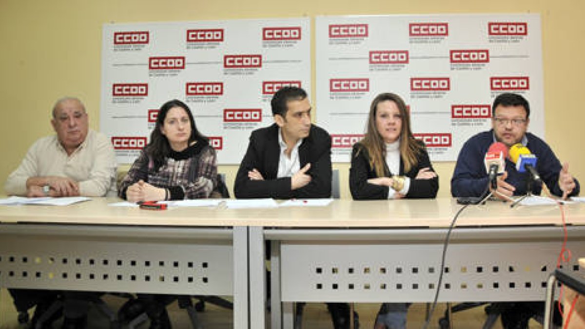 Los representantes de Comisiones al anunciar su viaje a la UE. / DIEGO MAYOR-