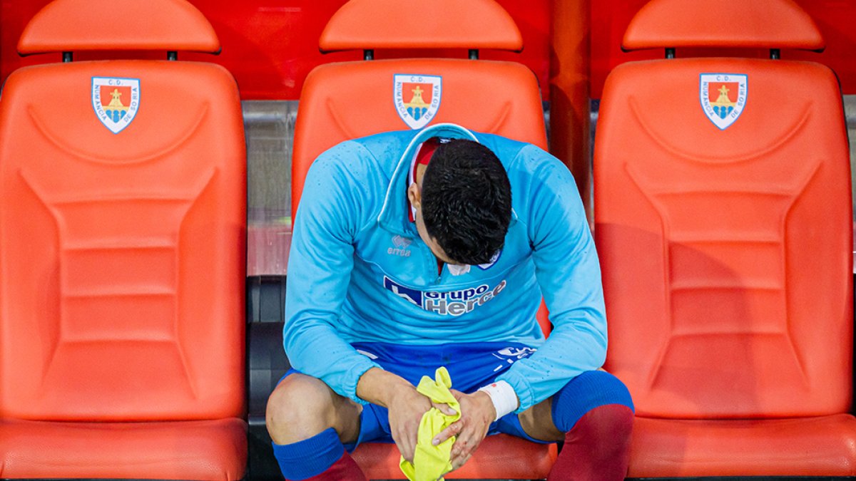 Decepción en el Numancia tras consumarse el descenso a Segunda Federación. MARIO TEJEDOR