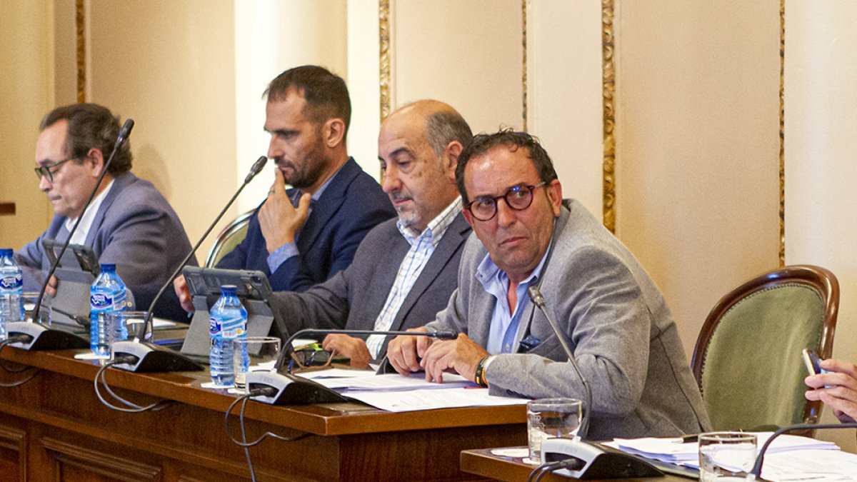Raúl Lozano, junto a los diputados del equipo de Gobierno ayer en el pleno. MARIO TEJEDOR