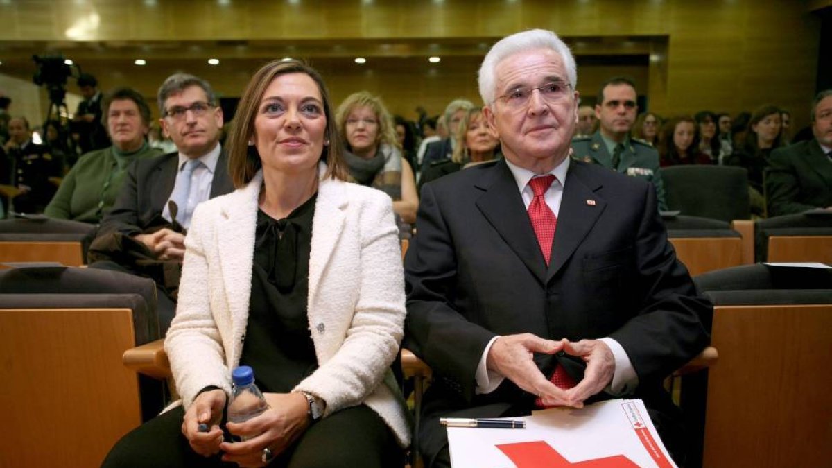 La consejera de Familia e Igualdad de Oportunidades, Milagros Marcos junto al presidente de Cruz Roja en Castilla y León, Jesús Varela-Ical