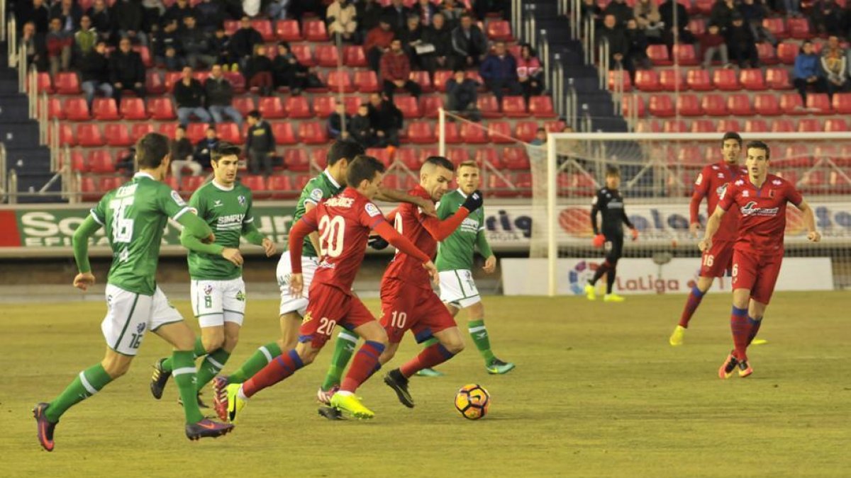 La temporada pasada Numancia y Huesca empataban sin goles en Los Pajaritos.-MARÍA FERRER