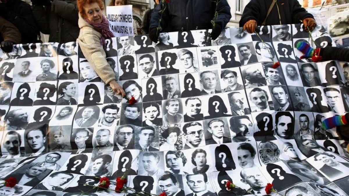 Familiares de víctimas del franquismo se manifiestan delante del Tribunal Supremo.-DAVID CASTRO