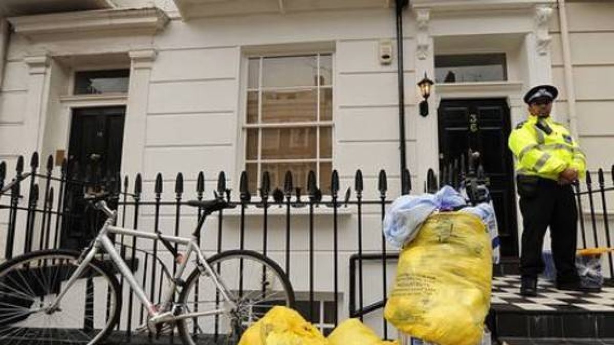 La policía de Reino Unido espera fuera de la vivienda del agente del MI6 encontrado muerto en el 2010.-GETTY