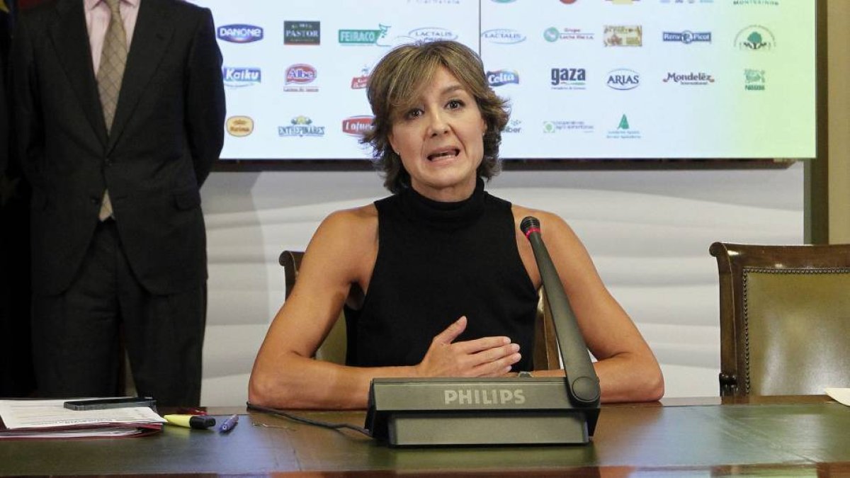 La ministra e Agricultura, Alimentación y Medio Ambiente, Isabel García Tejerina con los representantes del sector lácteo que firmarón el acuerdo para la estabilidad y sostenibilidad del sector de vacuno de leche-Ical