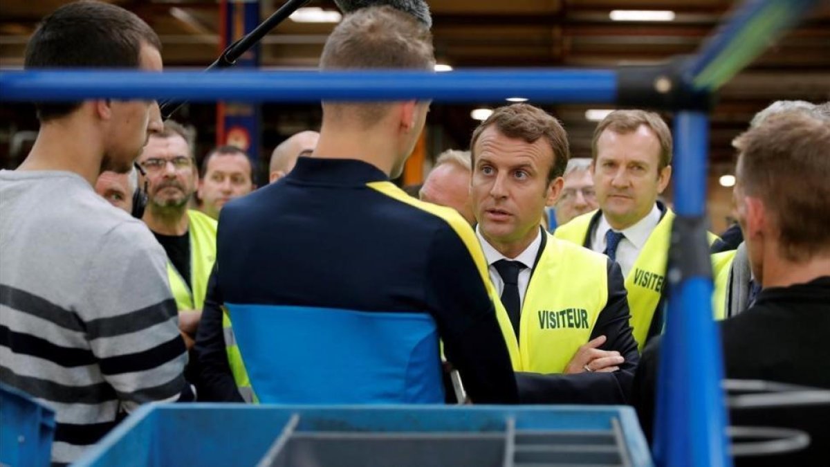 El presidente francés, Emmanuel Macron, visita una fábrica en Amiens, este martes-EFE / PHILIPPE WOJAZER