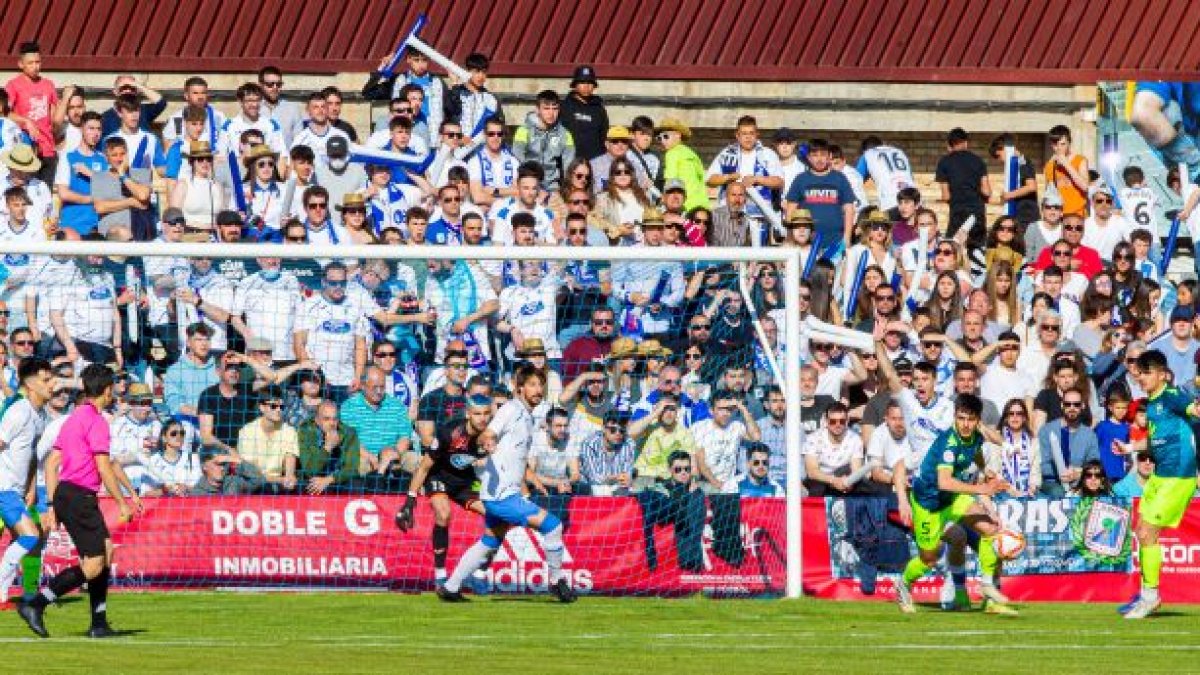La SD Almazán y su afición volverán a vivir otro partido histórico en la Copa del Rey. MARIO TEJEDOR