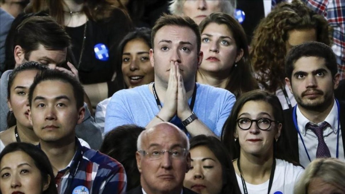 Seguidores de Hillary Clinton siguen los datos electorales en la sede electoral de Nueva York.-AP / MATT ROURKE
