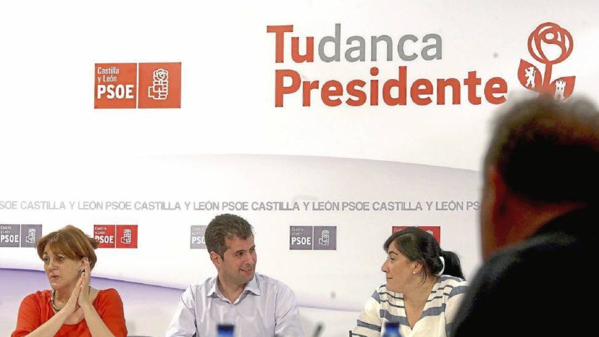 Luis Tudanca conversa con su número dos, Ana Sánchez, durante el plenario de la Ejecutiva Autonómica.-Ical