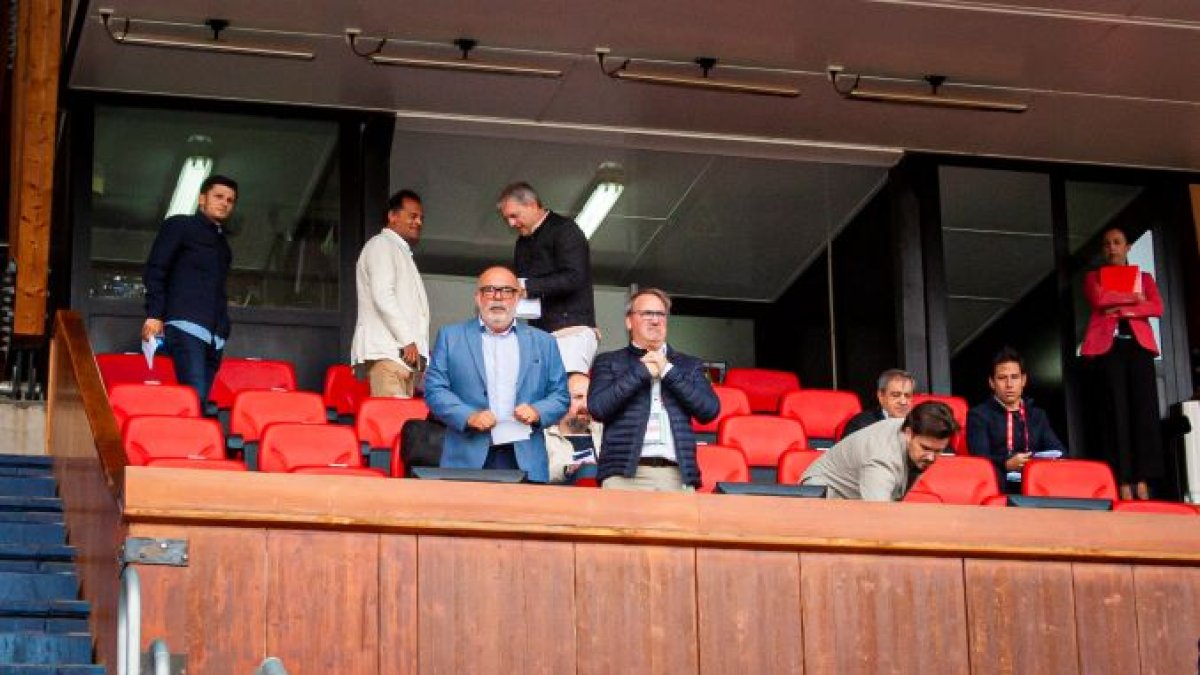 Eduardo Rubio en el palco de Los Pajaritos junto al subdelegado Miguel Latorre. MARIO TEJEDOR