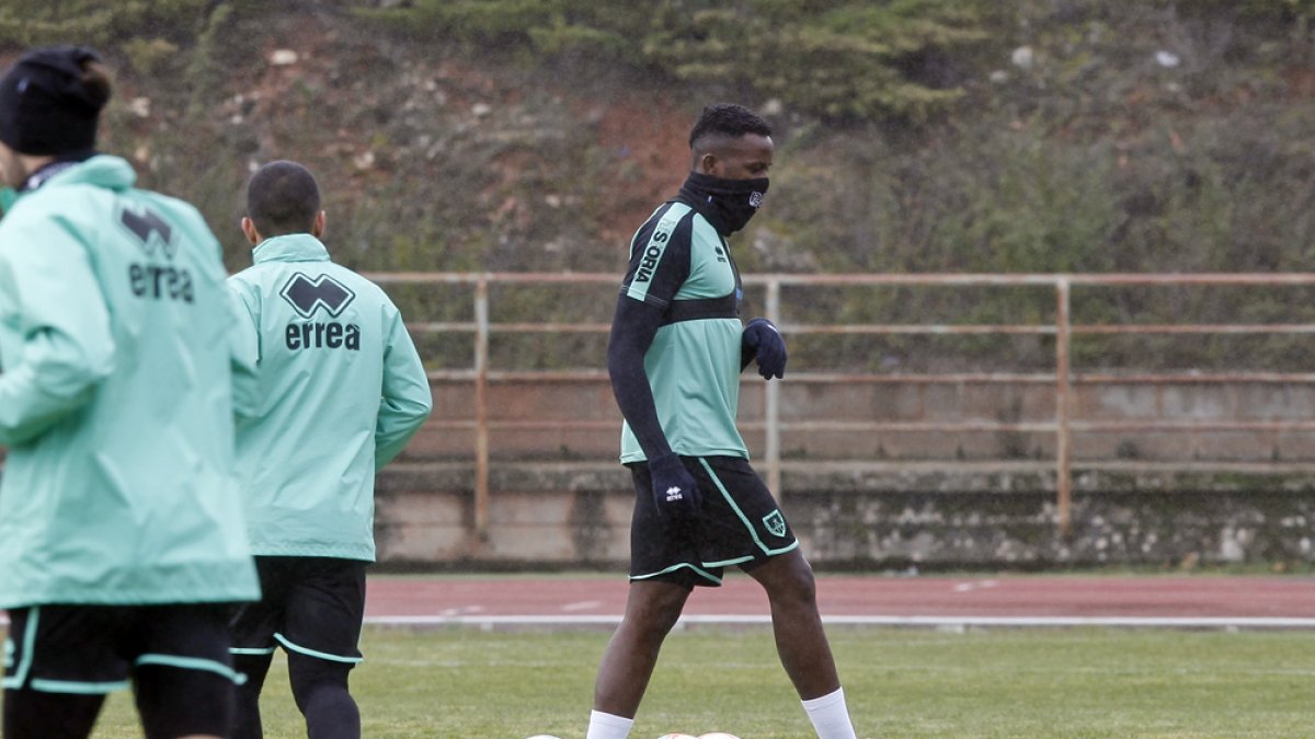 Admonio en un entrenamiento de esta semana con el Numancia en el anexo de Los Pajaritos. MARIO TEJEDOR
