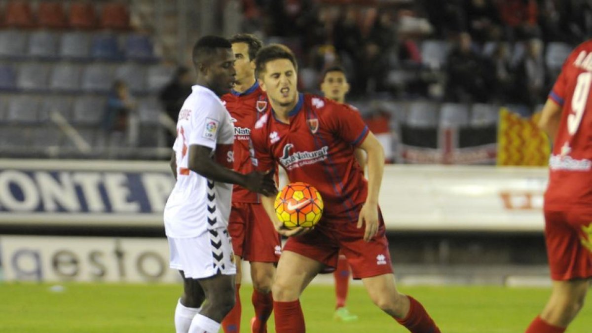 Gaztañaga se lamenta en el partido ante el Nástic en el que al Numancia le sobró el último minuto.-Diego Mayor