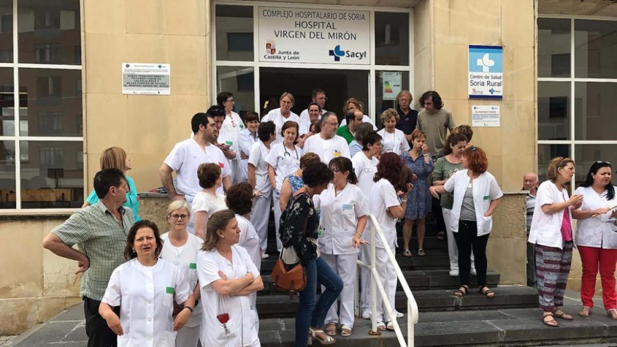Trabajadores del Hospital Virgen del Mirón se concentraron ayer a las puertas del centro médico.-D.S.