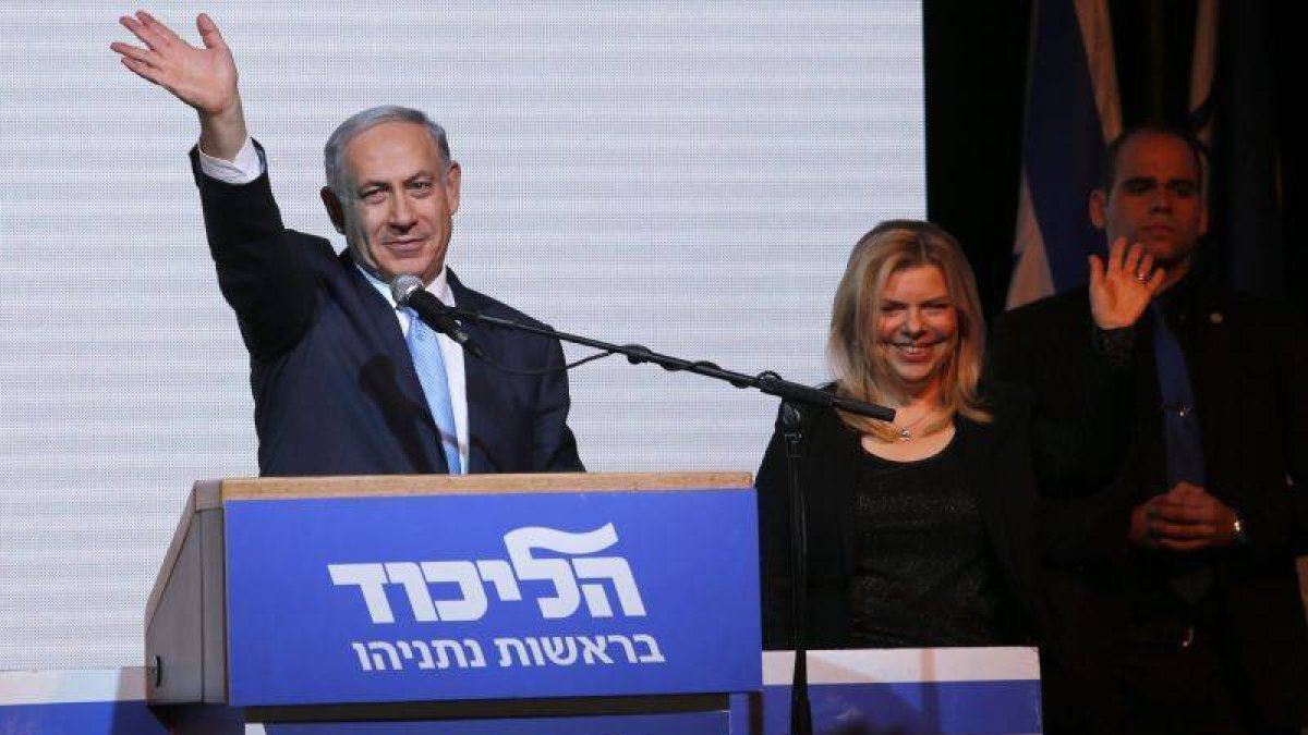 El primer ministro israelí, Benjamin Netanyahu, saluda a sus seguidores mientras pronuncia un discurso en Tel Aviv.-Foto: EFE