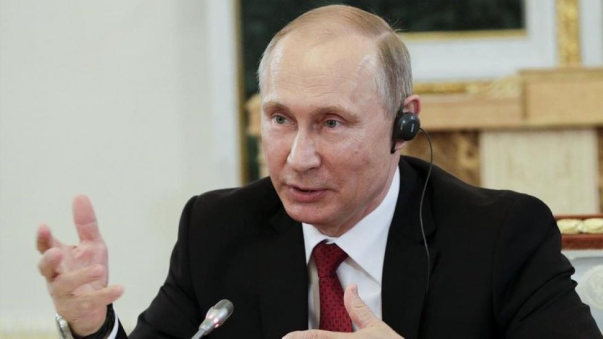 El presidente ruso, Vladimir Putin, durante su entrevista con los presidentes de 10 grandes agencias de prensa internacionales.-DMITRI LOVETSKY / POOL