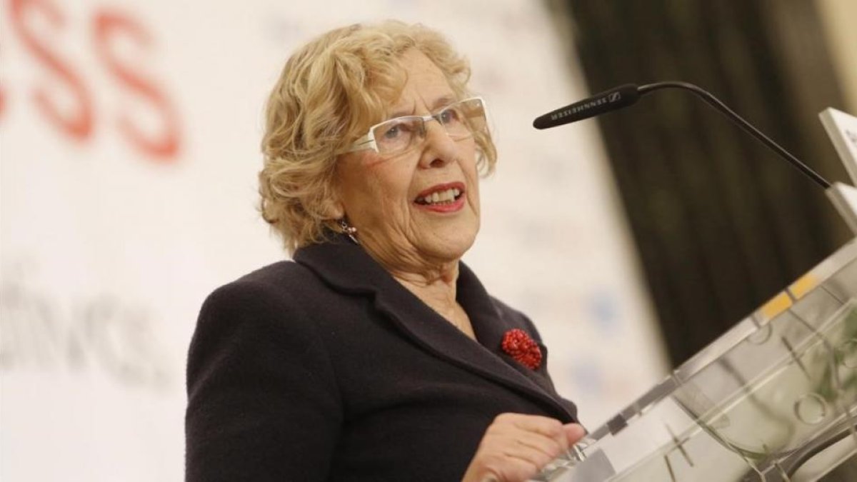 La alcaldesa de Madrid, Manuela Carmena, durante el desayuno informativo en el que ha participado este lunes.-AGUSTÍN CATALÁN