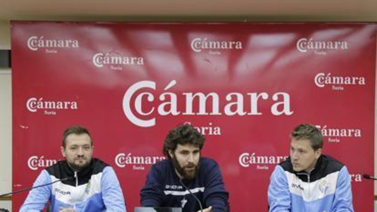 Manu Salvador, Manolo Sevillano y Álvaro Hernández,en la presentación, ayer, de la escuela de verano de voleibol.-Vanessa Ajenjo