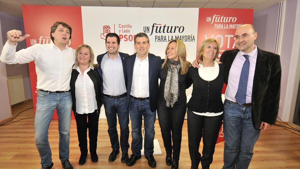 Mínguez, Medrano, Tudanca, Antón, Jiménez , Irigoyen y Alonso posan antes del acto central de la campaña.-VALENTÍN GUISANDE