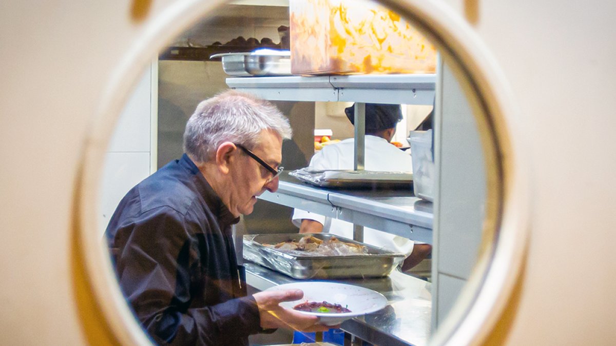 Un empleado del sector de la hostelería. MARIO TEJEDOR