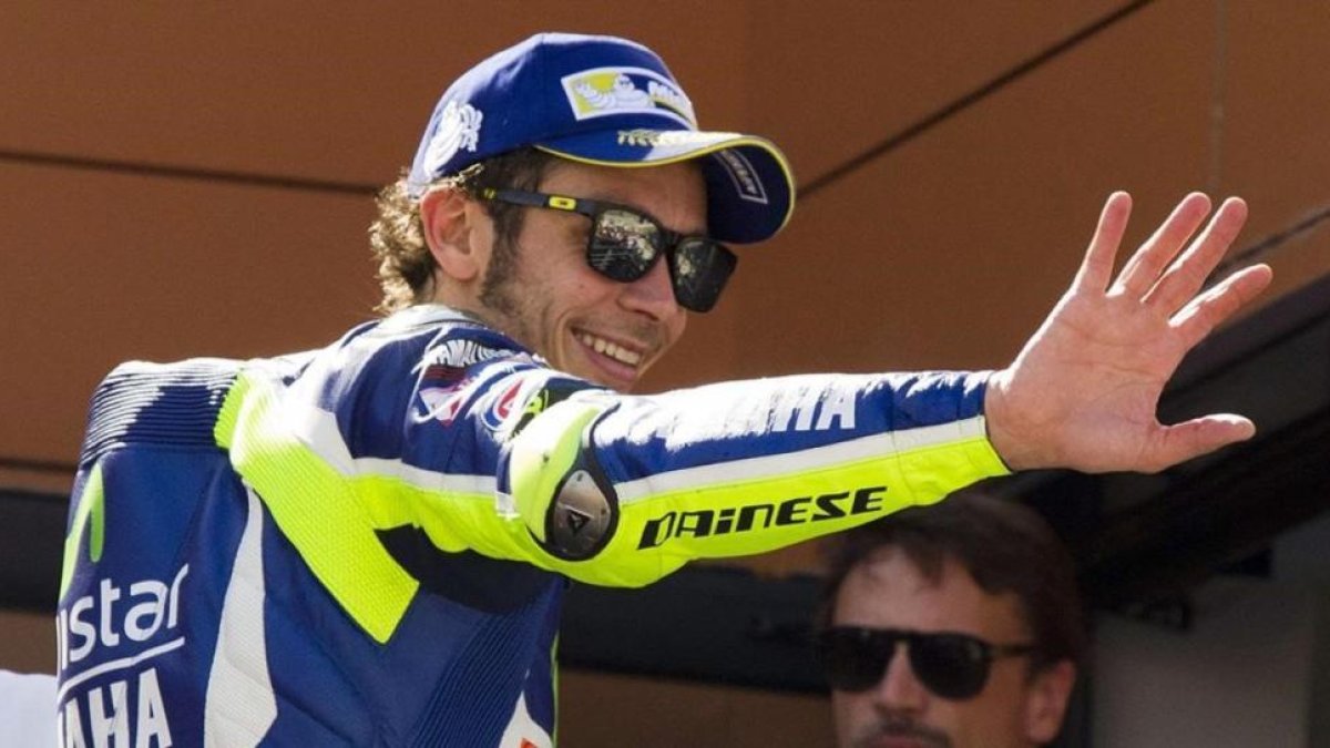 Valentino Rossi saluda desde el podio de Alcañiz.-EFE / JAVIER CEBOLLADA