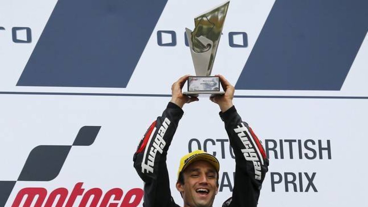 Johann Zarco celebra su victoria en Moto2 en el podio de Slilverston, este domingo.-REUTERS