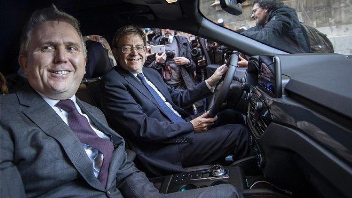 Ximo Puig, president de la Generalitat, y Stuart Rowley, presidente de Ford Europa, a bordo de un Kuga híbrido salido de la factoría de Almussafes-MIGUEL LORENZO