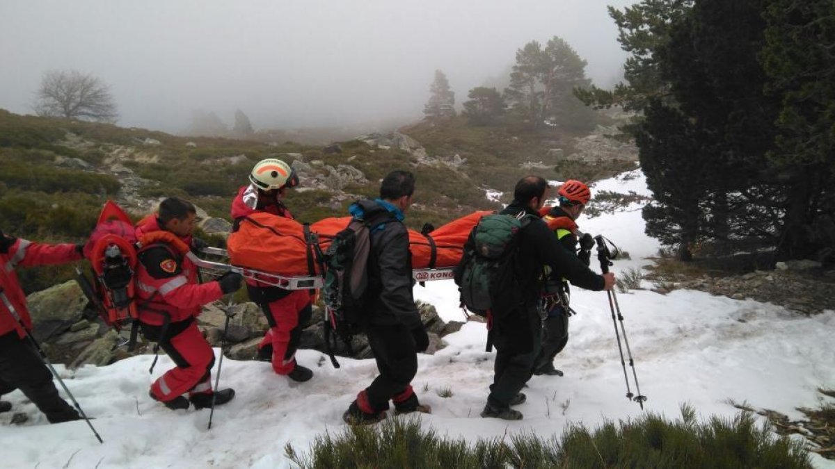 Un momento del rescate de un montañero, ayer, en El Moncayo.-GUARDIA CIVIL