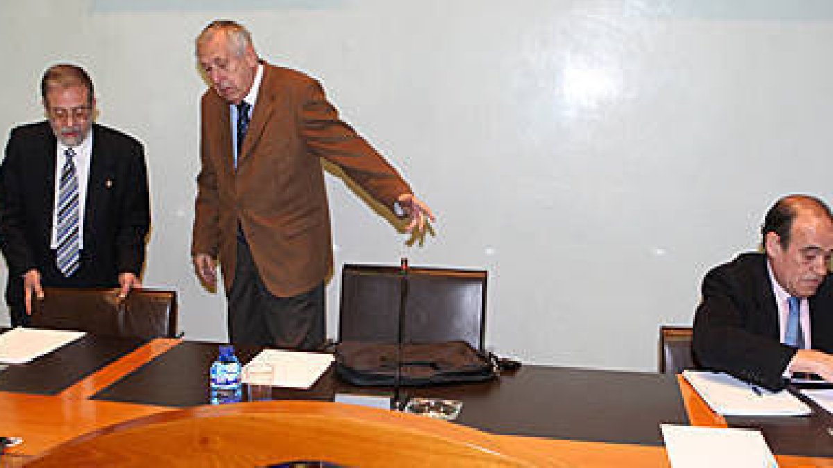 De izquierda a derecha el rector Marcos Sacristán, Lucio Gabriel, presidente del Consejo Social, y Juan Antonio Talegón, secretario del Consejo. / C. B.-