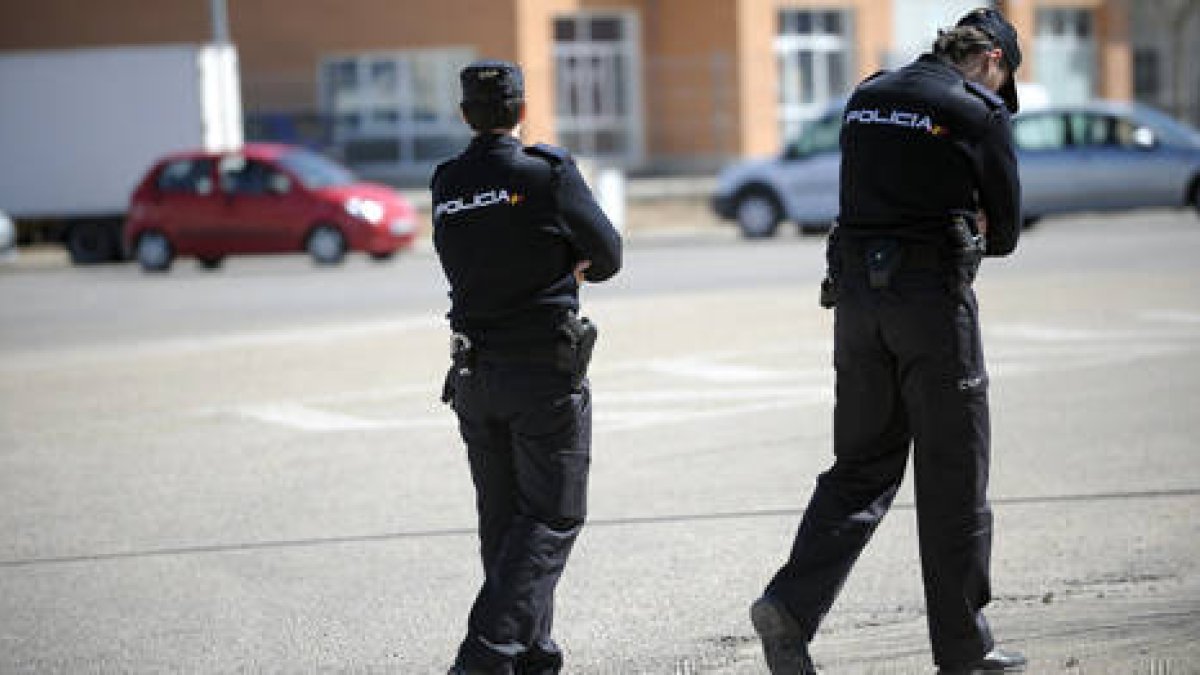 Agentes de la Policía Nacional, en una imagen de archivo. / ÁLVARO MARTÍNEZ-
