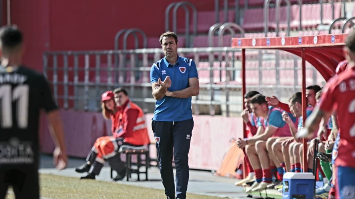 Iñaki Bea da indicaciones a sus jugadores desde la zona técnica. GONZALO MONTESEGURO
